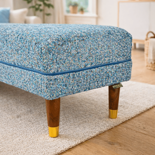 Moderne ottoman voetenbank in Scandinavische stijl. Luxe gestoffeerde zitbank met houten poten. Perfect als voetenbank, halbank of bank voor het voeteneinde van een bed.