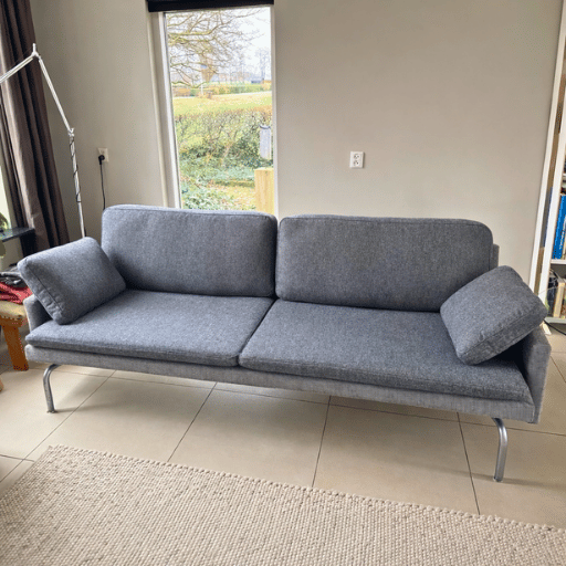 Scandinavische designbank met opnieuw gestoffeerde kussens in Noorse wolstof van Gudbrandsdalens Uldvarefabrik. Duurzaam vakmanschap en tijdloos design.