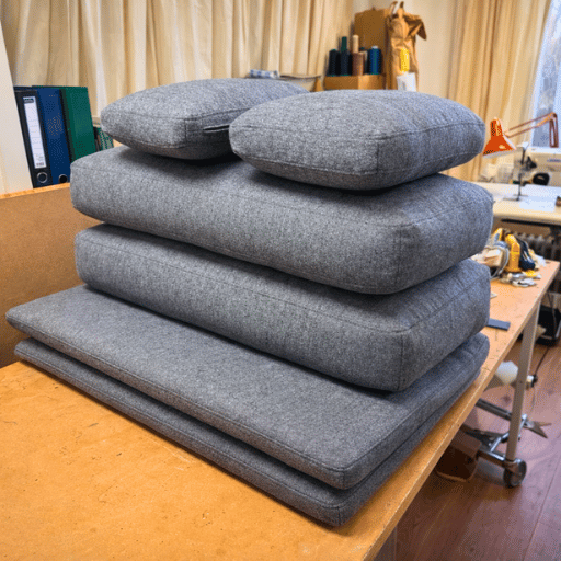 Scandinavische designbank met opnieuw gestoffeerde kussens in Noorse wolstof van Gudbrandsdalens Uldvarefabrik. Duurzaam vakmanschap en tijdloos design.