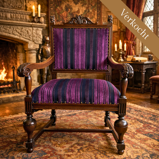 Prachtige antieke armstoel uit ca. 1880 volledig gerestaureerd en opnieuw gestoffeerd. Uniek meubelstuk in Victoriaanse stijl met karakter en comfort.