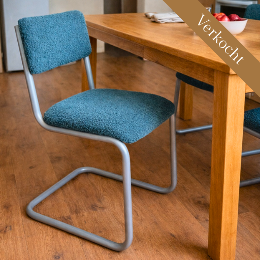 Moderne gestoffeerde eetkamerstoel met stevig buisframe en comfortabele bekleding. Perfect voor keuken, eetkamer of werkruimte.