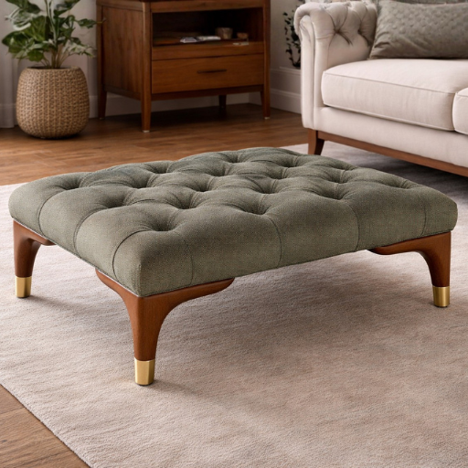 Luxe capitonné ottoman hocker in diepe blauwe kleur met houten poten. Perfect als voetenbank, extra zitplaats of stijlvolle blikvanger in de woonkamer.