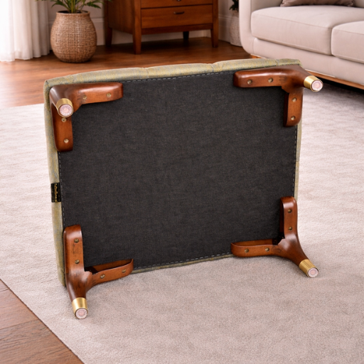 Luxe capitonné ottoman hocker in diepe blauwe kleur met houten poten. Perfect als voetenbank, extra zitplaats of stijlvolle blikvanger in de woonkamer.