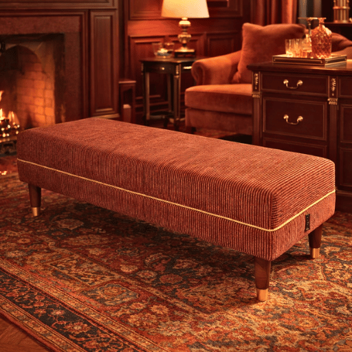 Luxe ottoman voetenbank met houten poten. Handgemaakt en stijlvol gestoffeerd. Perfect als zitbank, voetenbank of bank voor het voeteneinde van een bed.