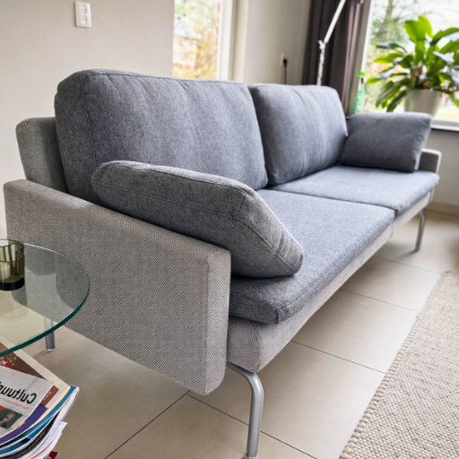 Scandinavische designbank met opnieuw gestoffeerde kussens in Noorse wolstof van Gudbrandsdalens Uldvarefabrik. Duurzaam vakmanschap en tijdloos design.