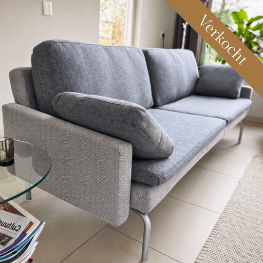 Scandinavische designbank met opnieuw gestoffeerde kussens in Noorse wolstof van Gudbrandsdalens Uldvarefabrik. Duurzaam vakmanschap en tijdloos design.