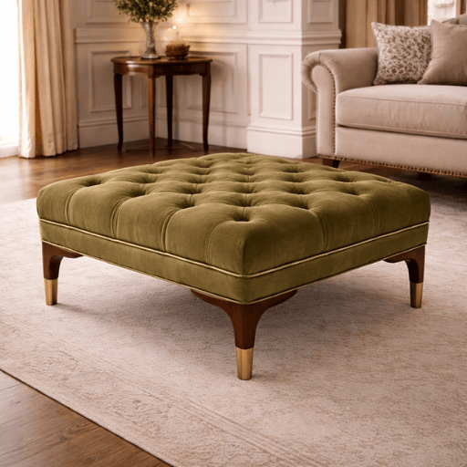 Luxe capitonné ottoman met olijfgroene stoffering en houten poten. Stijlvolle voetenbank met tijdloze uitstraling en hoog comfort.