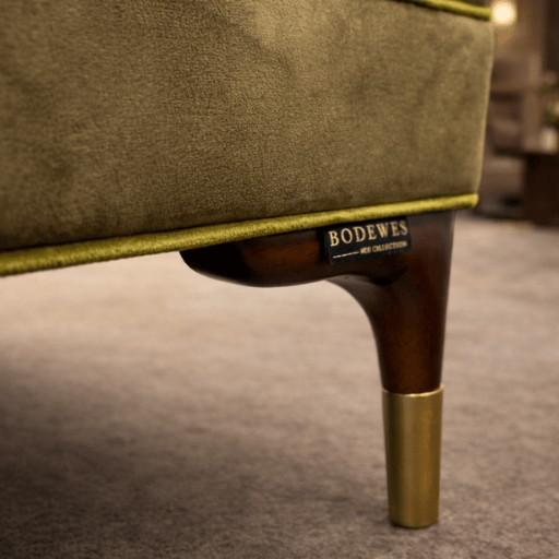 Luxe capitonné ottoman met olijfgroene stoffering en houten poten. Stijlvolle voetenbank met tijdloze uitstraling en hoog comfort.