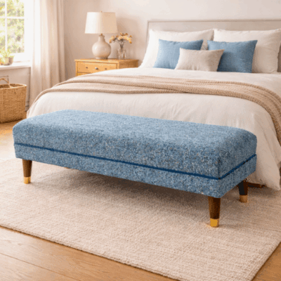 Moderne ottoman voetenbank in Scandinavische stijl. Luxe gestoffeerde zitbank met houten poten. Perfect als voetenbank, halbank of bank voor het voeteneinde van een bed.