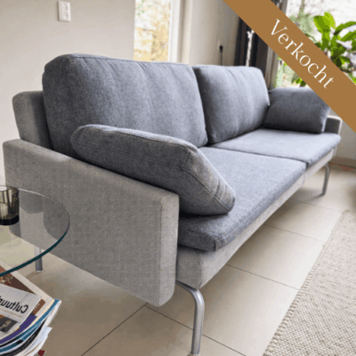 Scandinavische designbank met opnieuw gestoffeerde kussens in Noorse wolstof van Gudbrandsdalens Uldvarefabrik. Duurzaam vakmanschap en tijdloos design.